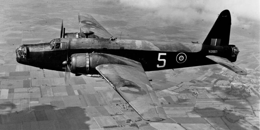 A British Vicker Wellington bomber flying (black and white picture).