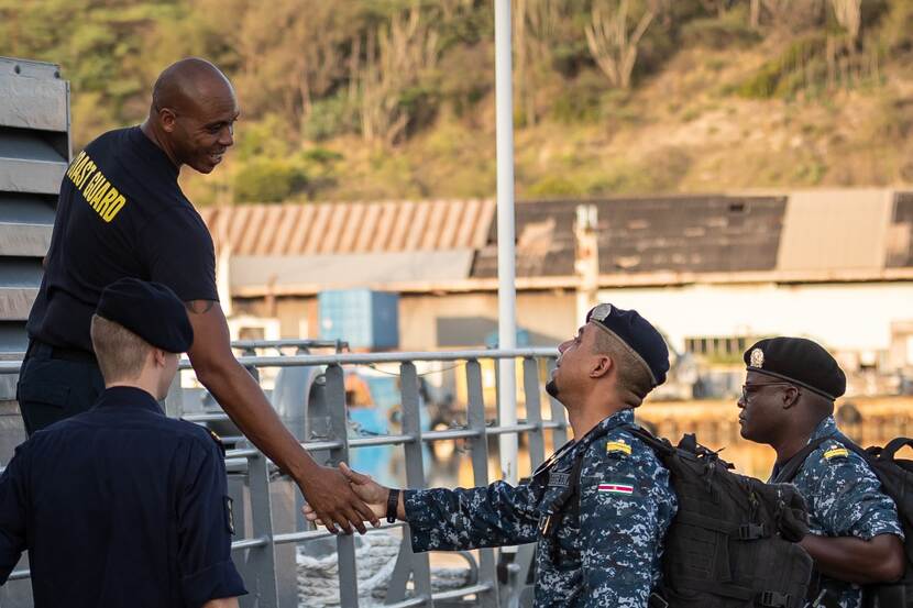 2 Surinamese military personnel are introduced in Curaçao to the tasks and ways of operating of the Royal Netherlands Navy and the Dutch Caribbean Coastguard.