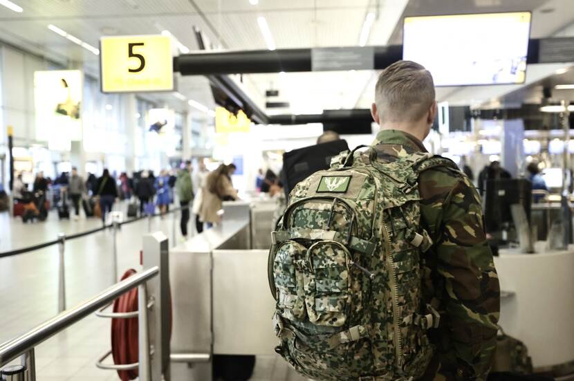 Paratroops of the Royal Netherlands Army’s 11 Airmobile Brigade on their way to Romania.