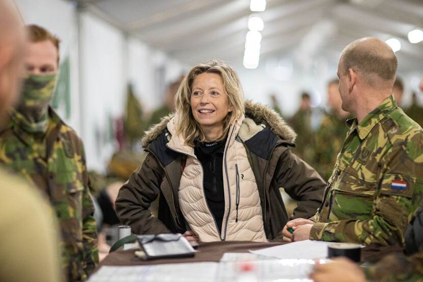 Minister Ollongren in conversation with Dutch soldiers.