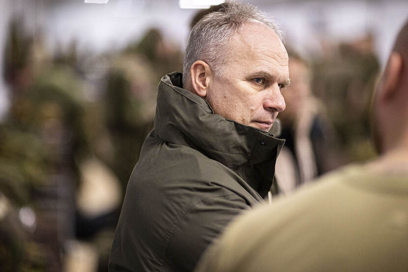 General Onno Eichelsheim in conversation in the Red Berets’ tent.