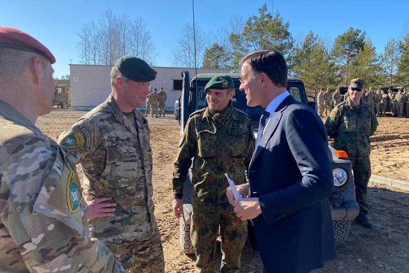Rutte engaged in conversation with the soldiers.