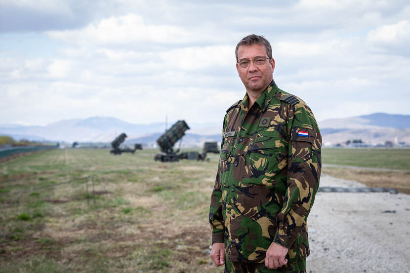 Lieutenant Colonel Patrick Wekking, behind him the Patriots-launchers.