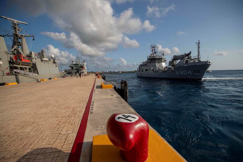 Zr.Ms. Pelikaan in Mexico.