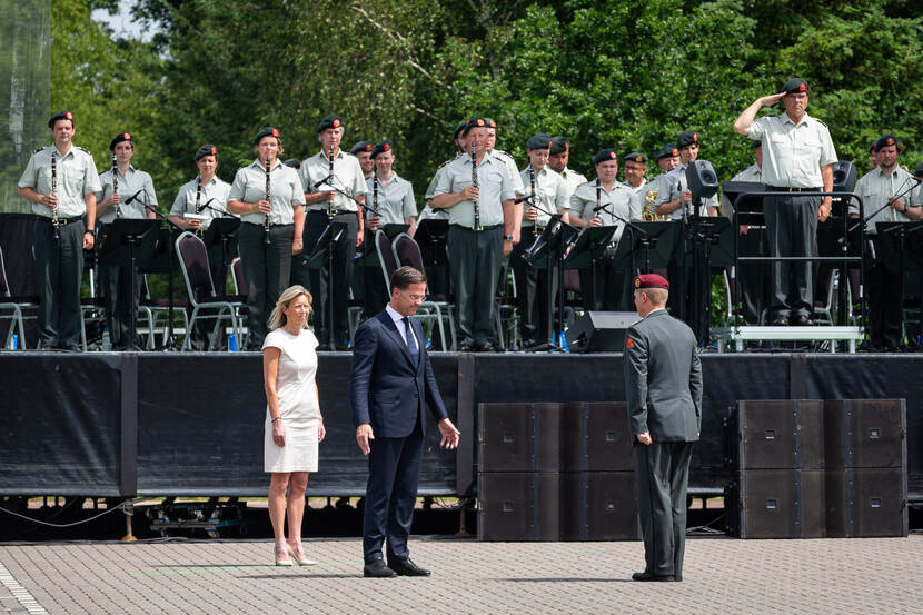 Minister Ollongren and Prime Minister Rutte spoke in front of about 350 veterans of Dutchbat III.