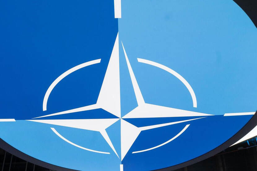 Logo NATO.