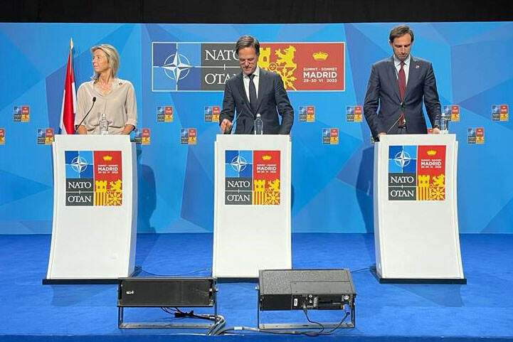 Prime Minister Mark Rutte (in the middle) and Ministers Wopke Hoekstra (Foreign Affairs) and Kajsa Ollongren (Defence).