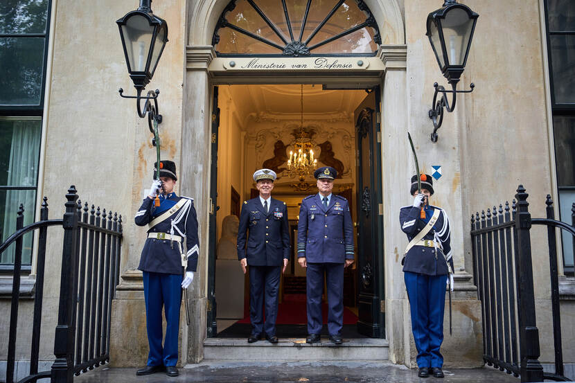Two generals at the entrance of the Ministry of Defence.