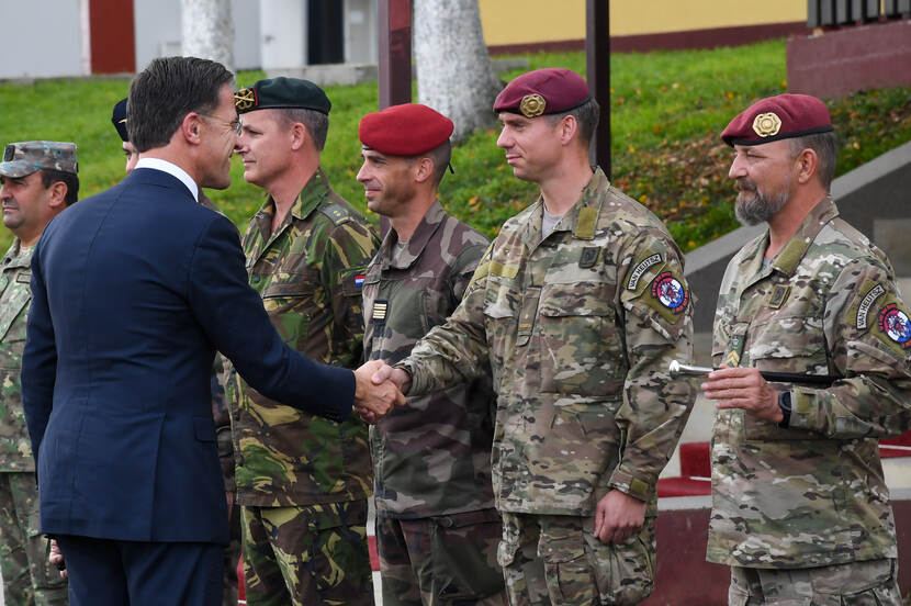 The Dutch prime ministers with soldiers.