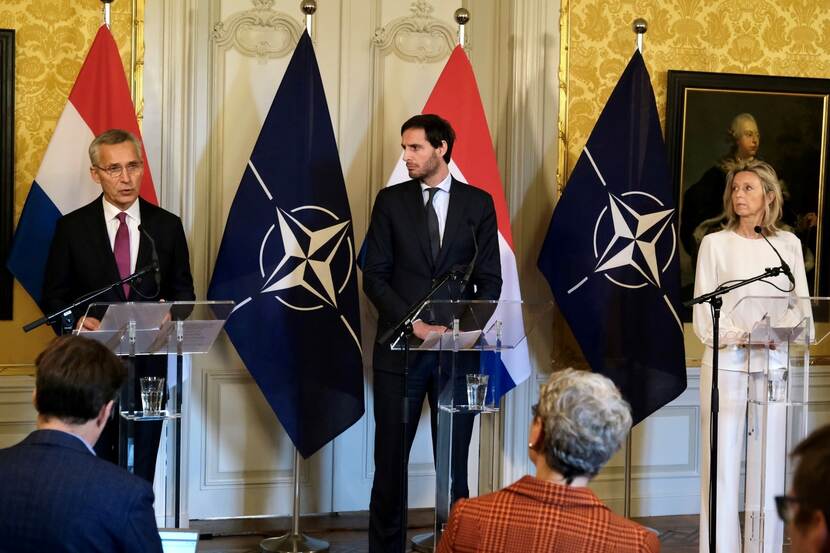 The minister (r) with the secretary-general of the NATO (l).