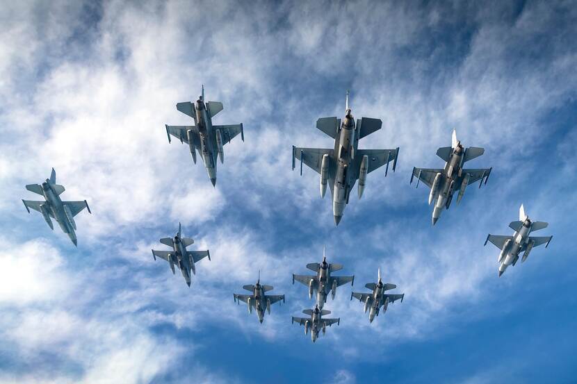 F-16's in de lucht.