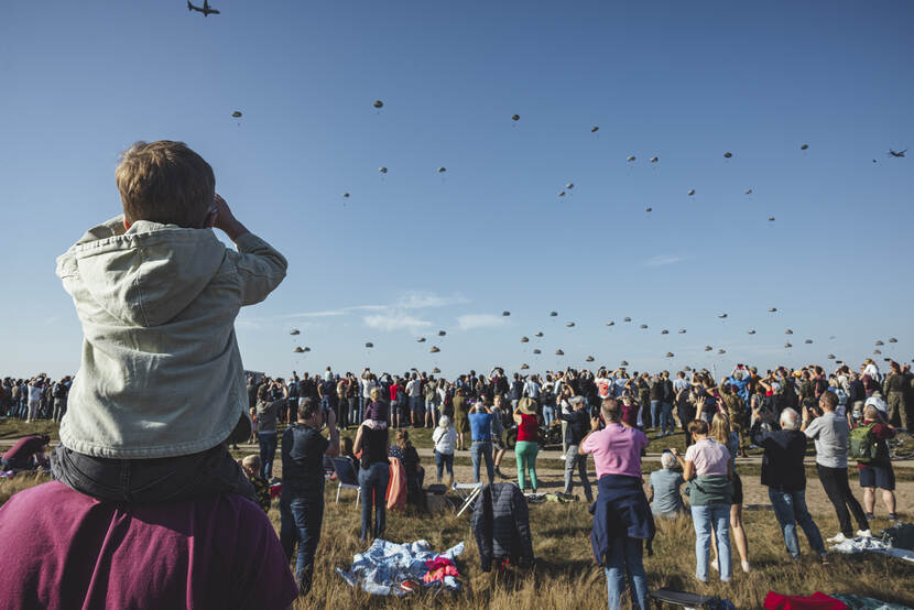 Parachutists land on de heather.