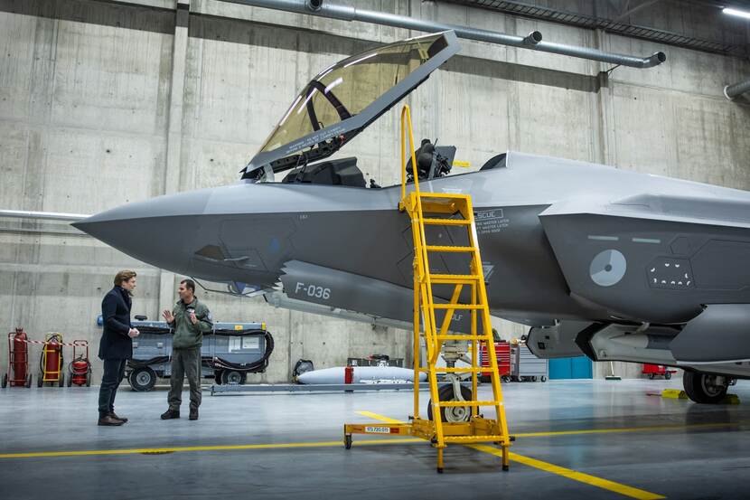 Minister of Defence Breukelmans standing next to a fighter jet at  Ämari Air Base in Estonia