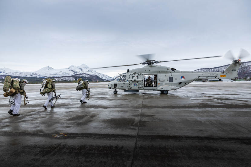 NH90 helicopter drops off military personnel.