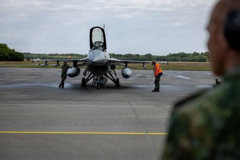 One of the last F16's is leaving the Netherlands