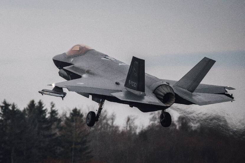 An F35 takes off