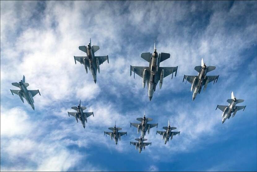 10 F16's in volle vlucht