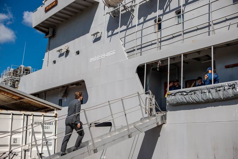 The ministers boards a ship.
