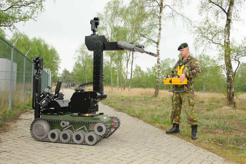 The tEODor EOD-robot (explosive ordnance disposal) is operated by radiographic remote control.