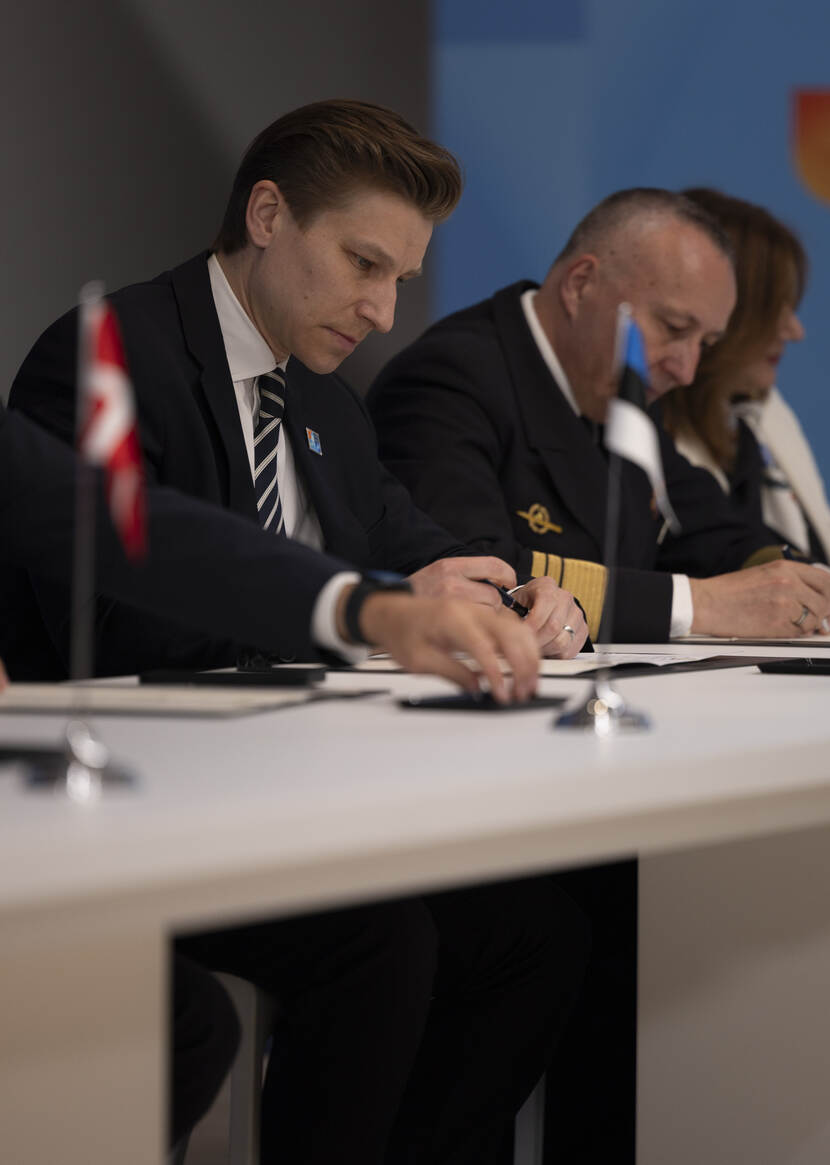 NATO allies signing during the NATO Summit Defence Industry Forum