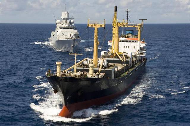 A Dutch frigate escorting a ship in the waters off the coast of East Africa (archive picture).