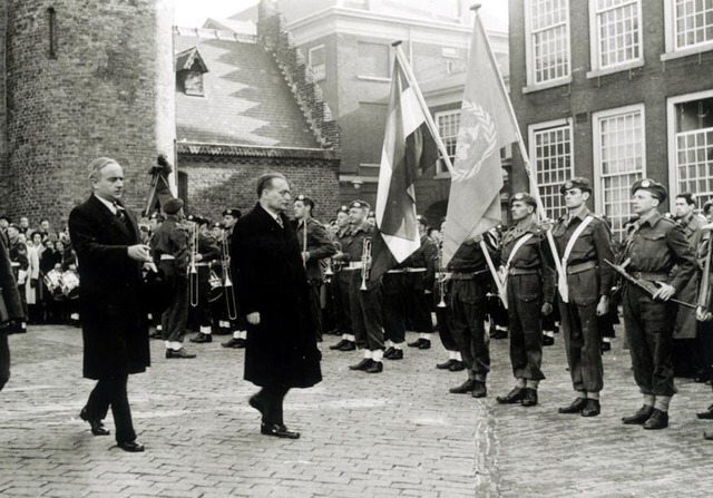 Prime Minister Willem Drees, accompanied by the Minister of War Hans s’Jacob, inspects the Netherlands UN detachment at the Binnenhof on 24 October 1950, 2 days before the battalion’s departure to Korea.