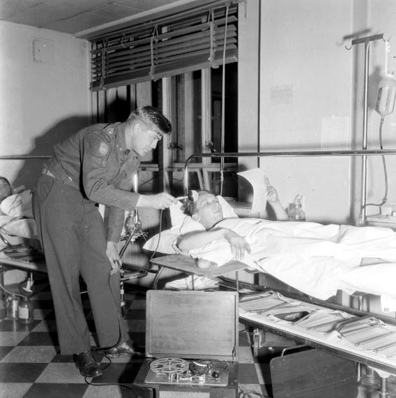 War correspondent W.W. Dussel during a recording of a radio show from the Main Hospital in Tokyo (March 1951).