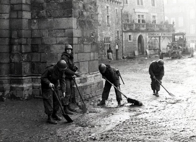 Soldiers from the Limburgse Jagers Regiment sweep Tulle’s market square clean.