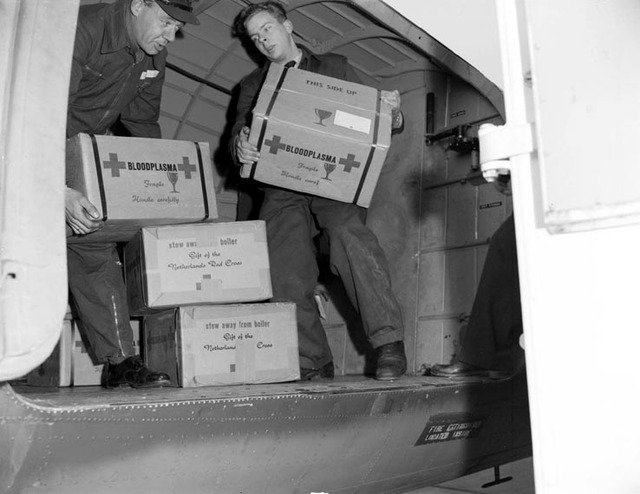 On Friday 5 March, 2 Royal Netherlands Air Force Dakotas transported just over 1,000 kilos of blood plasma and 1,000 blankets from Ypenburg air base to Agadir.