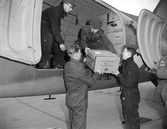 On Friday 5 March, 2 Royal Netherlands Air Force Dakotas transported just over 1,000 kilos of blood plasma and 1,000 blankets from Ypenburg air base to Agadir.