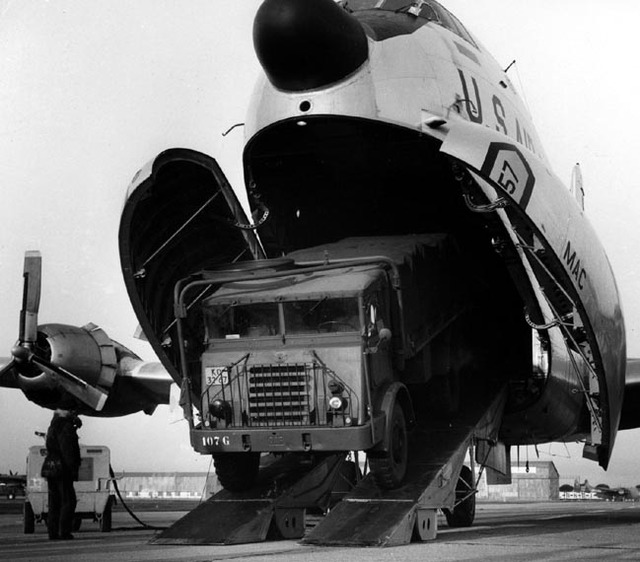 A Dutch YA-314 is unloaded from an American Globemaster II at Pisa airfield. It was the first time that an entire Dutch detachment had been transported by air.