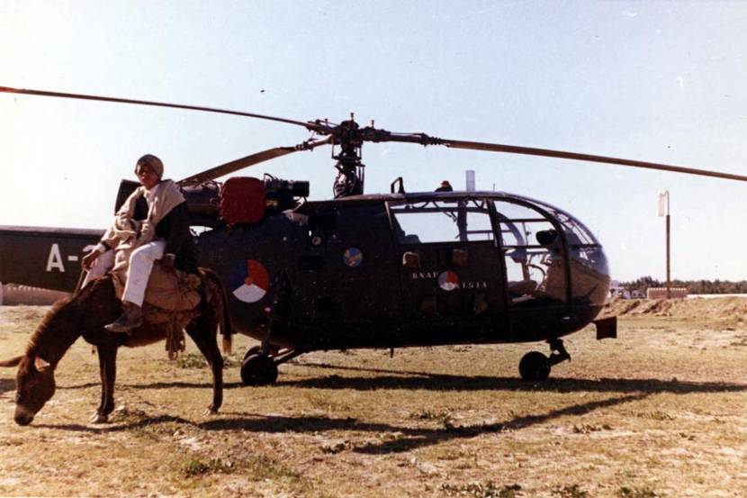 The air force detachment helped to alleviate the pressure on the engineer corps by transporting materiel between the two camps in 2 Alouette III helicopters.