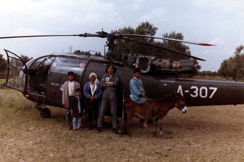 The air force detachment helped to alleviate the pressure on the engineer corps by transporting materiel between the two camps in 2 Alouette III helicopters.