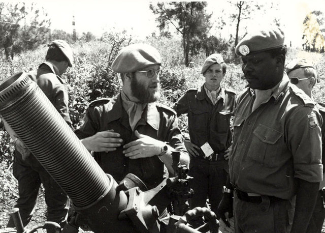 The UNIFIL commander, Major General E.A. Erskine, visiting a Dutchbatt 120mm mortar position on 28 March 1979.