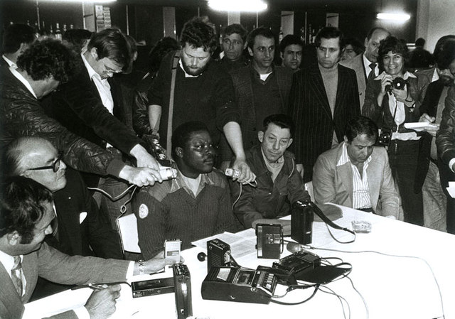 Force commander Major General E.A. Erskine welcomes the first Dutch UNIFIL detachment at Beirut airport, accompanied by scores of Dutch media representatives. On the far left (with glasses) Ambassador A.H. Croin; to the right of Erskine, battalion commander Lieutenant Colonel E.H. Lensink.