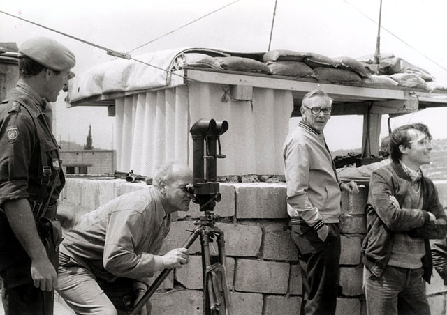A Permanent Committee for Defence delegation visits Dutchbatt in mid-April 1981. Member of Parliament J.F. Wolff (CPN, the Netherlands Communist Party) looks through the command periscope at the ‘Iron Triangle’. To the left, Captain A. Menken, commander of the tank support company, and to the right Max van der Stoel (PvdA, Dutch Labour Party) and Parliamentary Clerk F.L.M.M. de Gou.