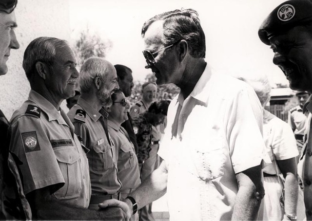 American Vice-President George Bush shakes the hand of the commander of the Netherlands MFO detachment, Lieutenant Colonel P.R.A. von Barnau Sythoff (1986). On the right, the MFO force commander, Lieutenant General E.J. Ingebrigtsen of the Norwegian armed forces.