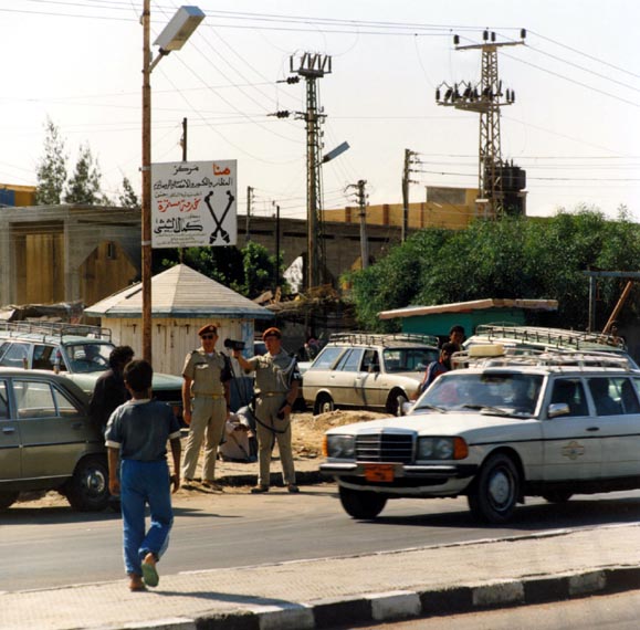 The Royal Netherlands Marechaussee carries out speed checks with a so-called speed gun in the Egyptian village of Sheik O’Beid in the Sinai.