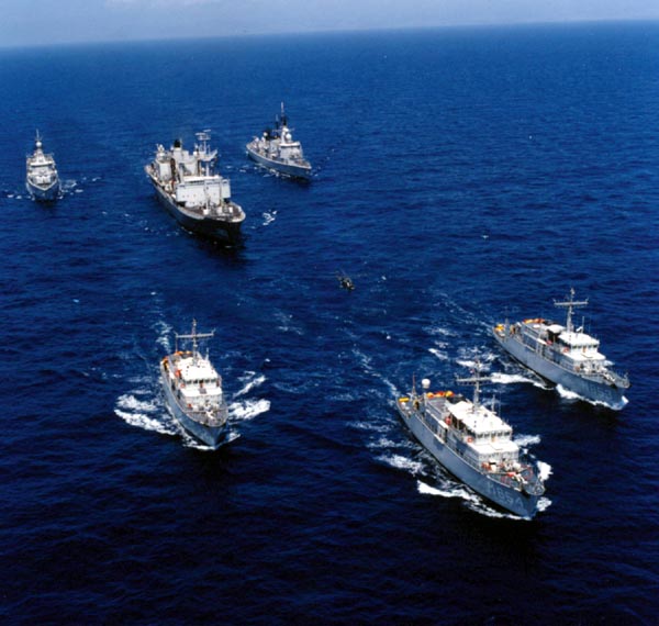 The minehunters HNLMS Harlingen, HNLMS Haarlem and HNLMS Zierikzee relieve the frigates HNLMS Philips van Almonde and HNLMS Jacob van Heemskerck and the supply ship HNLMS Zuiderkruis on 4 April 1991.