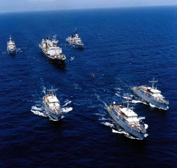 The minehunters HNLMS Harlingen, HNLMS Haarlem and HNLMS Zierikzee relieve the frigates HNLMS Philips van Almonde and HNLMS Jacob van Heemskerck and the supply ship HNLMS Zuiderkruis on 4 April 1991.