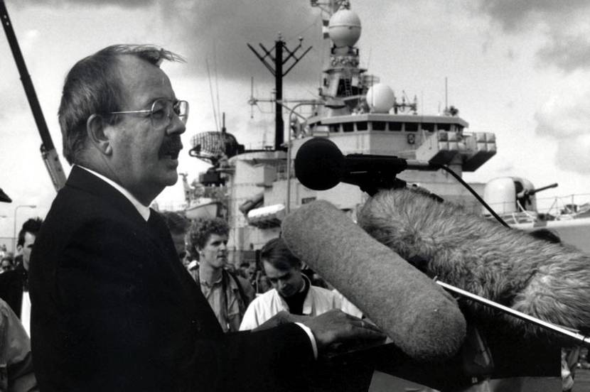 The Minister of Defence, Relus ter Beek, says a few words upon the departure of the frigates HNLMS Pieter Florisz and HNLMS Witte de With to the Gulf region on 20 August 1991.