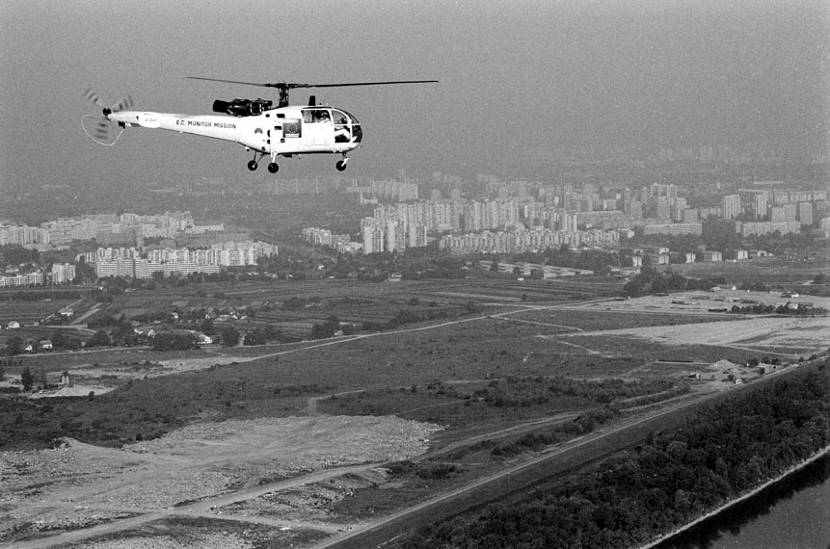 A Dutch Alouette III helicopter of the ECMM over Zagreb in August 1991.
