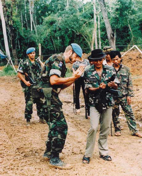 The 2nd phase of the peace process was aimed at the cantonment, disarmament and demobilisation of the 4 Cambodian parties. Here, Dutch marines are busy disarming members of the White Khmer in Sok San.