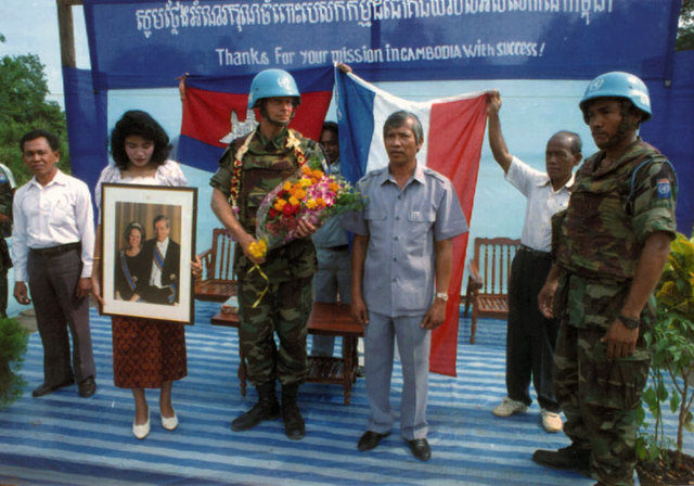 The last of the marines left Cambodian territory on 16 October 1993. Vice-governor Pal Sam Eurn (3rd from the right) thanked Major R. van Duinen by presenting him with flowers.