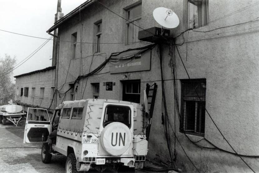 Between April 1992 and May 1994, one of the Dutch communication centres was housed in the headquarters of the Polish battalion in Slunj (Sector North).