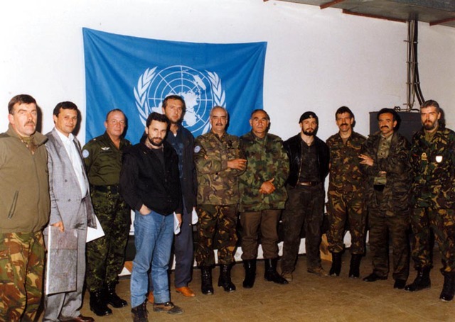 Some of the key figures in the Srebrenica enclave (9 April 1994). From left to right: Warrant Officer E. Oskam, Bosnian Muslim sub-commander Ramiz Becirovic, the Danish UNMO commander Major Ib Gottschalck, Bosnian Muslim ‘president’ Fahrudin Salihovic, ‘vice-president’ H. Fejzic, Commander of Dutchbat-I Lieutenant Colonel C.H.P. Vermeulen, the Bosnian Serb brigade commander Colonel Vukota Vukovic, Bosnian Muslim commander Naser Oric, liaison officer Major A. Derksen, Bosnian Serb Major Momir Nicolic and British UNMO commander Lieutenant Commander Mark Foster.