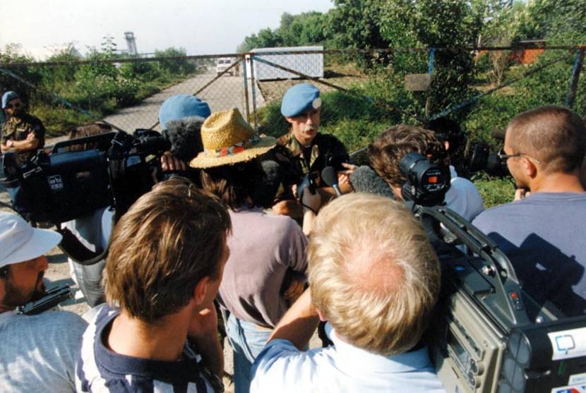 After the return of Dutchbat-III from Srebrenica, the press clamour en masse to interview Lieutenant Colonel Th.J.P. Karremans in front of the gates of the UNPF headquarters in Zagreb (22 July 1995).