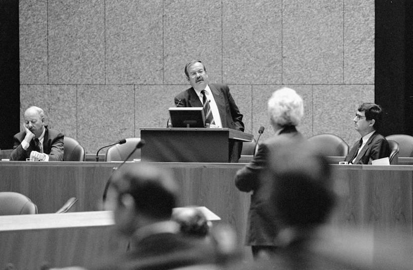 Sharp confrontations in the Netherlands House of Representatives about the deployment of a combat unit to Bosnia. MP Maarten van Traa (PvdA) in debate with the Minister of Defence, Relus ter Beek. On the left, the Minister of Foreign Affairs, Pieter Kooijmans, and on the right the State Secretary for Defence, B.J.M. baron van Voorst tot Voorst.