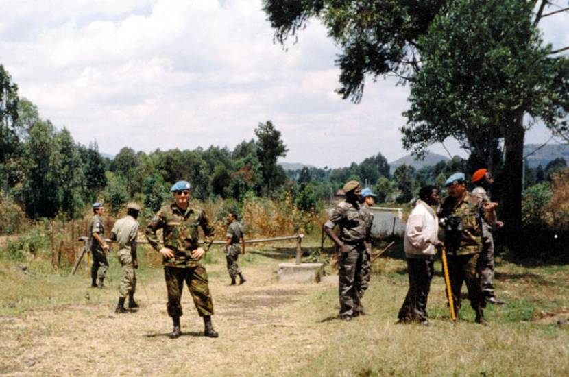 UNOMUR observers carry out checks at a Ugandan-Rwandan border crossing point in September 1993. In the centre Captain W.J.P. de Kant, 2nd from the right Lieutenant Colonel B.J.C.M. van Rijckevorsel.