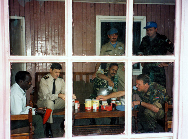 The commander of UNAMIR, Brigadier General Roméo Dallaire, in talks with a number of UNOMUR observers, including Lieutenant Colonel B.J.C.M. van Rijckevorsel (bottom right), late 1993.